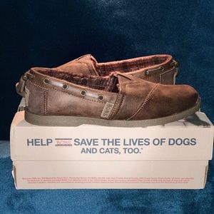 Brown Bobs with fur lining and sinch detail.